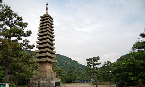 十三重の石塔